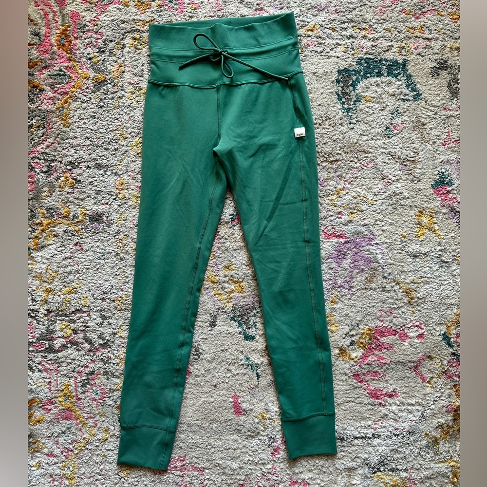 Vuori daily leggings in Cactus green